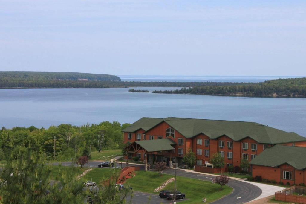 Holiday Inn Express Munising-Lakeview Hotel By Ihg エクステリア 写真